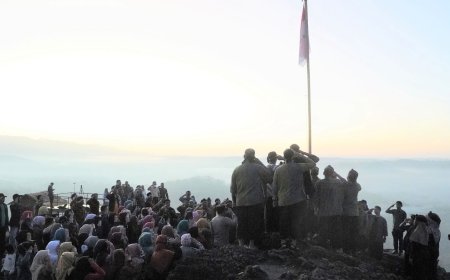 Uniknya Upacara Bendera di Atas Gunung Sambil Menikmati Sunrise yang Menawan
