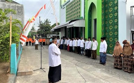 Mengenakan Sarung, Jamaah Masjid Upacara dan Makan Bubur Bersama