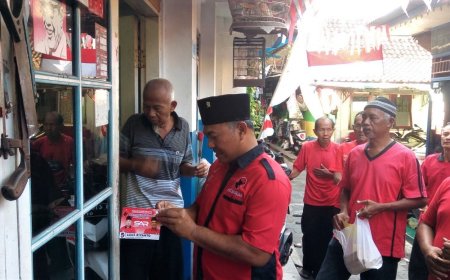 Gerak Door to Door Menangkan Ganjar Pranowo, Banteng Jogja Membagikan Bunga Mawar Merah
