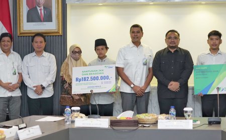 Petugas Haji Meninggal Saat Tugas, Yaqut Serahkan Santunan BPJS Ketenagakerjaan Rp 183 Juta