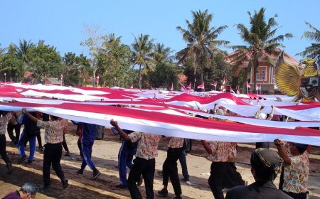 Semangat Nasionalisme di Pantai Keburuan, Merah Putih 1.001 Meter Terbentang