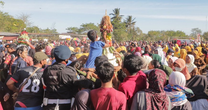 Merti Desa Kalurahan Caturharjo Disertai Arak-arakan Gunungan