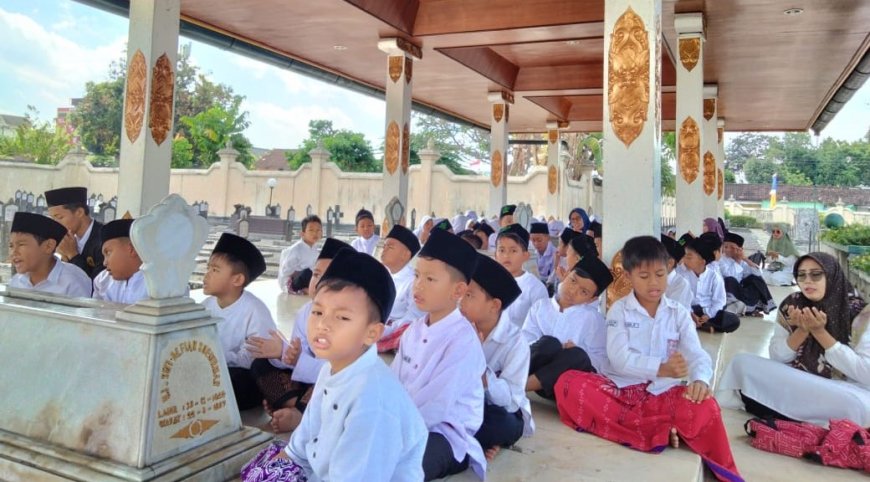 Sambut HUT Ke-78 RI, SD NU Galur Ziarah ke Taman Makam Pahlawan