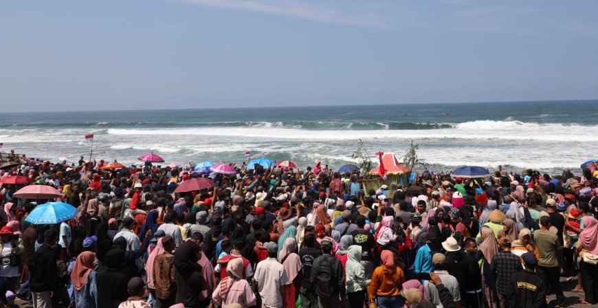 Lautan Manusia Menyaksikan Sedekah Laut Kertojayan