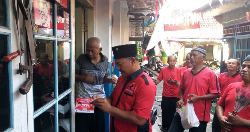 Gerak Door to Door Menangkan Ganjar Pranowo, Banteng Jogja Membagikan Bunga Mawar Merah