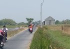 Petani Bingung, Ada Tiang Listrik Berdiri di Saluran Irigasi