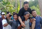 Gembira Menang Pilkades, Warga Mengarak Calon Terpilih Keliling Desa