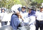 Bupati Sleman Membagikan 52 Helm, Gratis untuk Pengendara yang Tertib