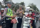 Polisi Membagikan Helm dan Sayuran Saat Hari Terakhir Operasi Zebra