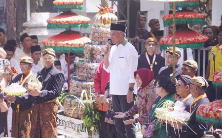 Di Klaten, Ganjar Pranowo Melempar Apem dari Atas Menara