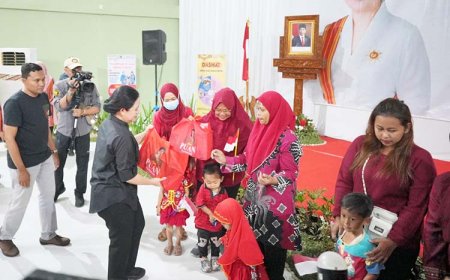Puan Menyalurkan 2500 Paket Bantuan untuk Balita Stunting