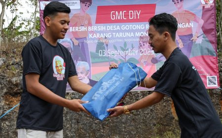 Ganjar Milenial Kerja Bakti Bareng Warga Desa Monggol Gunungkidul