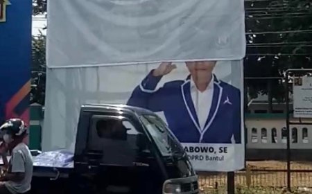 Baliho Anies - AHY Diturunkan Kader Demokrat