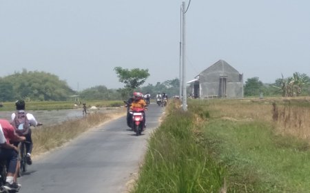 Petani Bingung, Ada Tiang Listrik Berdiri di Saluran Irigasi