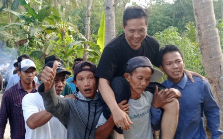 Gembira Menang Pilkades, Warga Mengarak Calon Terpilih Keliling Desa
