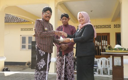 Peserta Upacara Hari Jadi Kalurahan Margoagung Berbusana Jawa