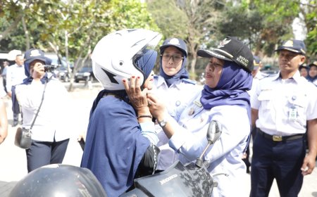 Bupati Sleman Membagikan 52 Helm, Gratis untuk Pengendara yang Tertib