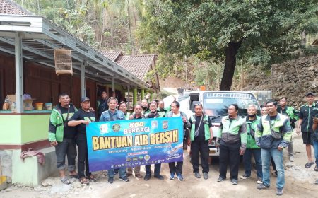 Keluarga Gojek Bantul dan Polres Droping Air Bersih