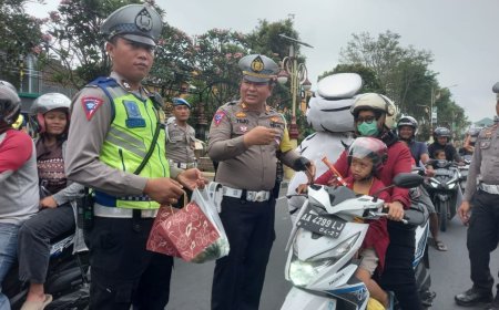 Polisi Membagikan Helm dan Sayuran Saat Hari Terakhir Operasi Zebra