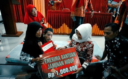 Sambang Warga di Desa Bowan, Bupati Klaten Menyerahkan Bantuan kepada Penyandang Disabilitas
