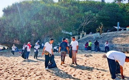 Aset Berharga, PHRI Bersihkan Sampah Plastik Pantai Kukup