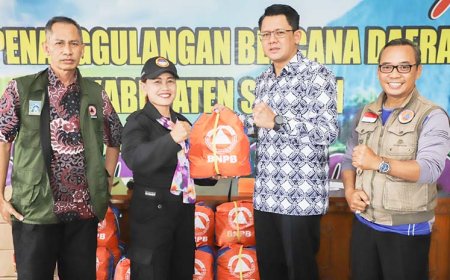 Wabup Serahkan Bantuan Logistik Kepada Relawan Kebencanaan Merapi