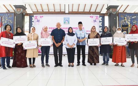Bupati Serahkan Bantuan Usaha Bagi Perempuan Rawan Sosial Ekonomi