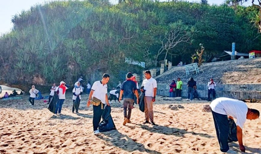 Aset Berharga, PHRI Bersihkan Sampah Plastik Pantai Kukup