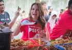 Aishah Bagikan 1.000 Nasi Kucing dan Bertekad Memajukan Pariwisata Indonesia