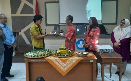 Sastrawan Yogyakarta Potong Tumpeng dan Doa Bersama Menjelang Festival Sastra 2023