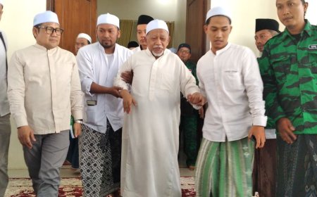 Cawapres Gus Muhaimin Sowan Kiai Thoifur Purworejo