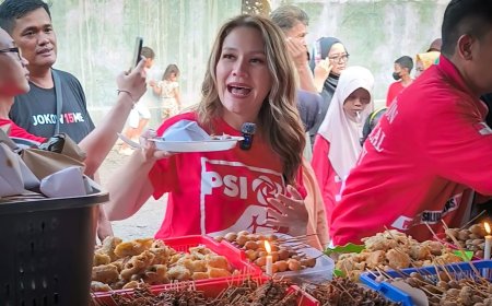 Aishah Bagikan 1.000 Nasi Kucing dan Bertekad Memajukan Pariwisata Indonesia