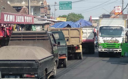 Melanggar Jalur, Truk Muatan Tanah Urug Proyek Jalan Tol Sebabkan Lumpuhnya Lalu lintas di Jatinom