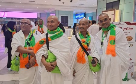 Bupati Kebumen Memberangkatkan Umrah Takmir Masjid