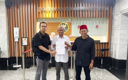 Resmi, Tiga Warga Ini Minta Undang-undang Mahkamah Konstitusi Diuji dan Putusan Bermasalah Batal