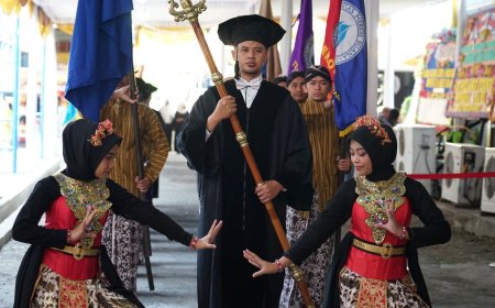 Wisuda Diawali Kirab, Zumrotul Istifadah dan Tri Indarto Lulusan Terbaik UMBY
