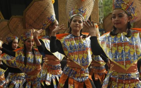 Ribuan Warga Memeriahkan Pawai Budaya Garis Imajiner