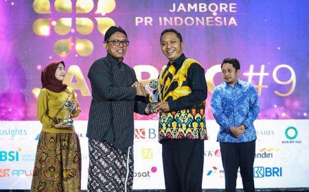 UGM Terima Penghargaan dari PR Indonesia