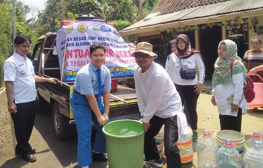 Keluarga Besar SMPN 3 Purbalingga dan Alumni Salurkan Bantuan Air Bersih