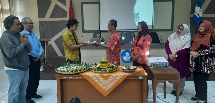 Sastrawan Yogyakarta Potong Tumpeng dan Doa Bersama Menjelang Festival Sastra 2023