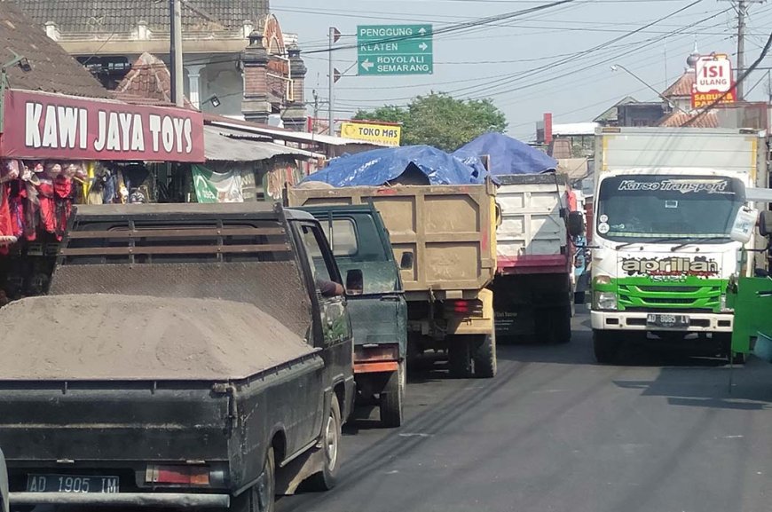 Melanggar Jalur, Truk Muatan Tanah Urug Proyek Jalan Tol Sebabkan Lumpuhnya Lalu lintas di Jatinom
