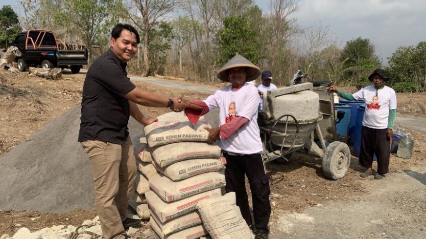Orang Muda Ganjar Salurkan Bantuan Material untuk Perbaiki Jalan Rusak di Dusun Jombor