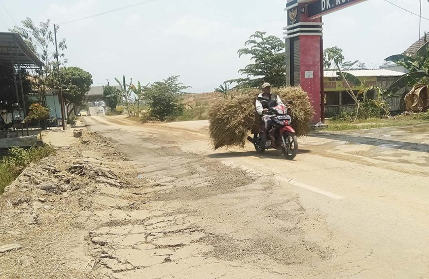 Rusak Berat Gegara Truk Material Proyek Tol, Jalan Senden-Sekarsuli Belum Diperbaiki