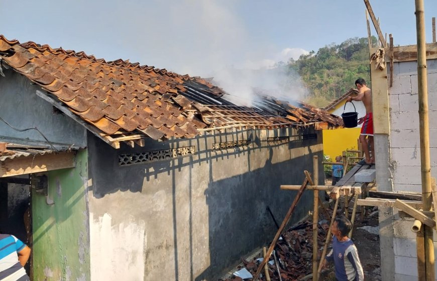 Api Tungku Menyulut Tumpukan Kayu, Dapur Bakar