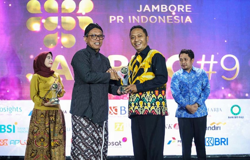 UGM Terima Penghargaan dari PR Indonesia