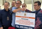Kafegama Menyerahkan Beasiswa Untuk Mahasiswa FEB UGM