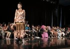 Farah Button Padukan Gaya Internasional dengan Wastra di JFW 2023