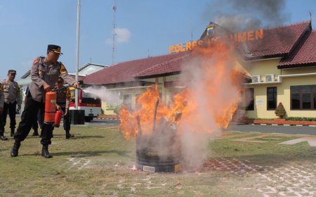 Penjaga Logistik Pemilu 2024 Dibekali Keterampilan Padamkan Api