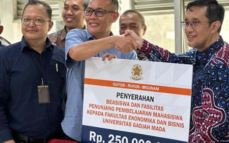 Kafegama Menyerahkan Beasiswa Untuk Mahasiswa FEB UGM