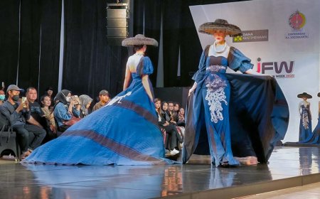 Athan Siahaan Pamer Ulos yang Ramah Lingkungan di Jogja Fashion Week 2023